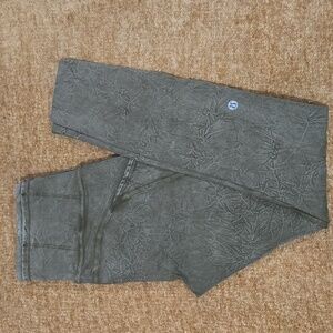 Lululemon Fast & Free 7/8 Tight II *Nulux 25"
Dark Olive size 4